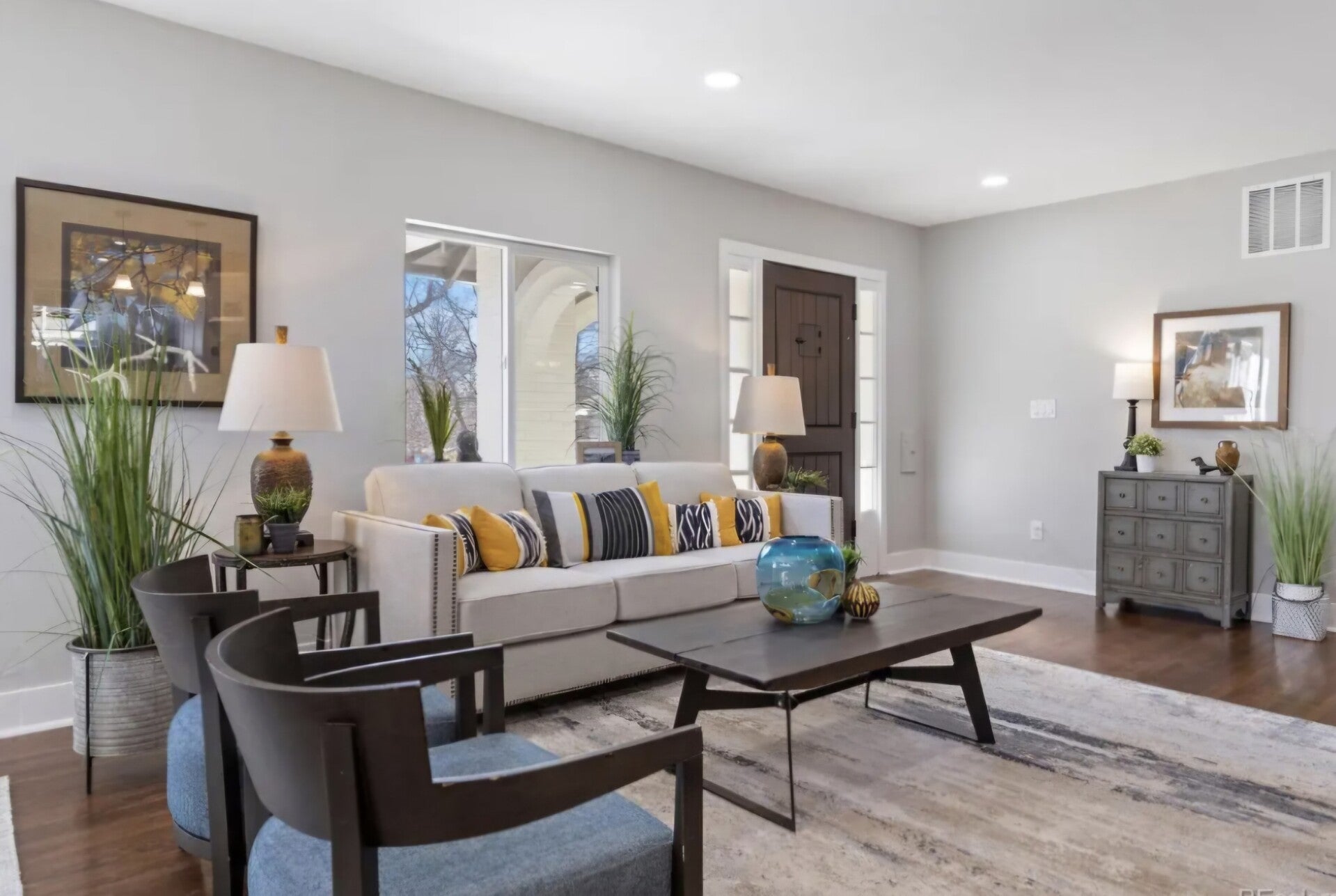 Living Room — Deluxe Staging